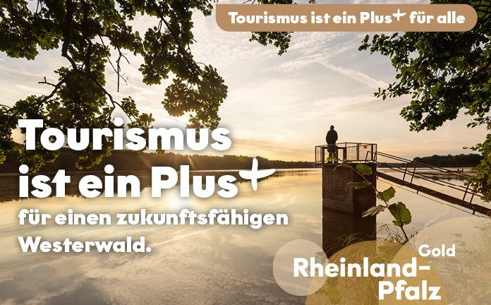 Sonnenuntergang über dem Westerwald mit Person am Ufer