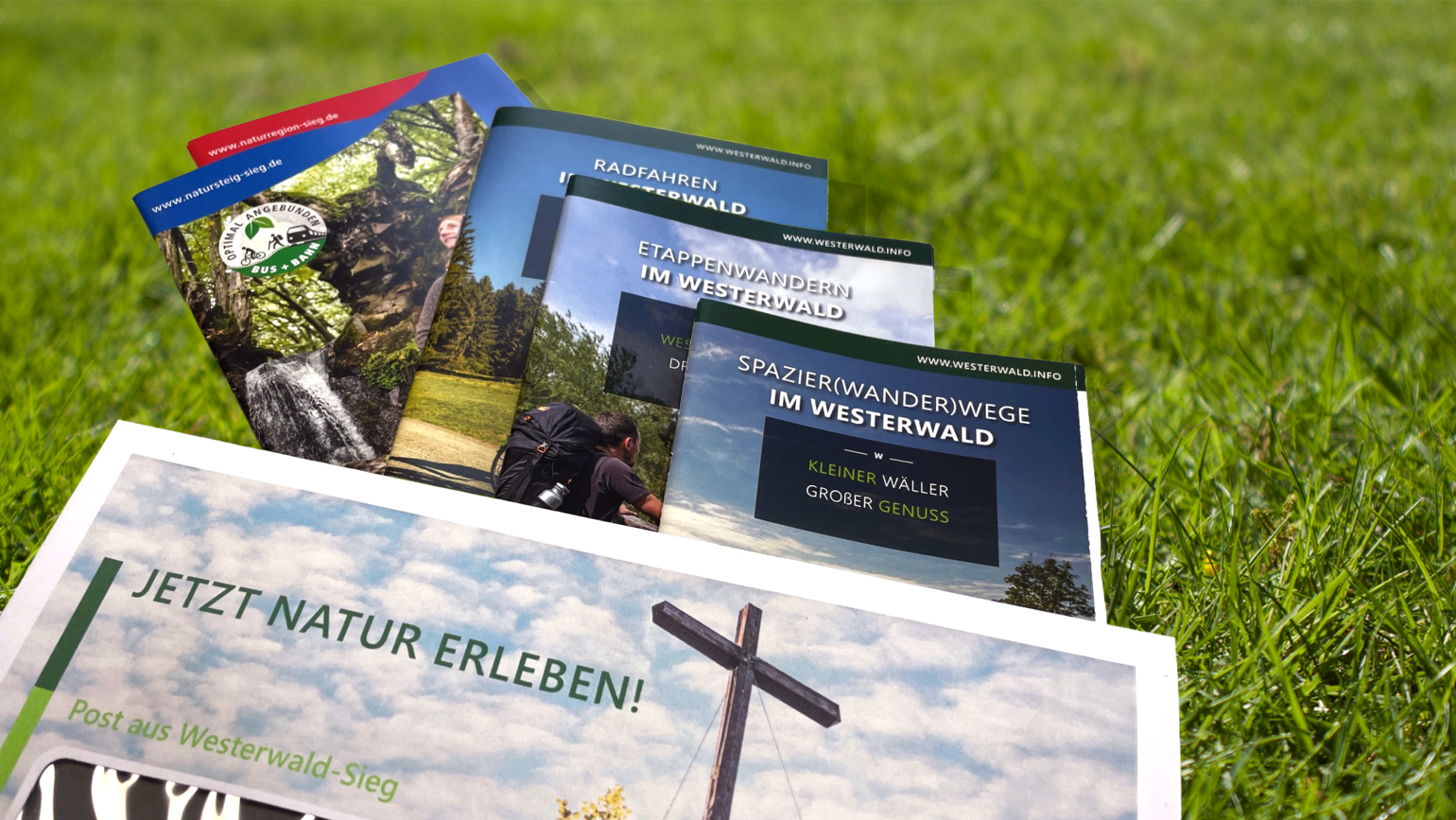 Prospekte der Region Westerwald-Sieg auf einer Wiese