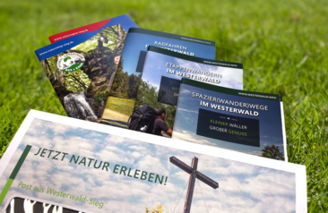 Prospekte der Region Westerwald-Sieg auf einer Wiese