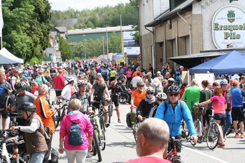 Menschen mit Fahrrädern an der Brauerei Niederscheldenerhütte