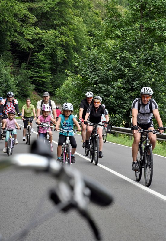 Eine Gruppe Fahrradfahrer fährt über eine Landstraße