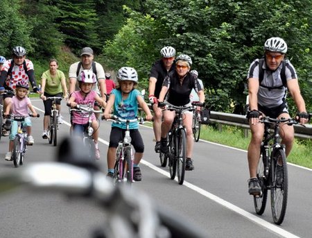 Eine Gruppe Fahrradfahrer fährt über eine Landstraße