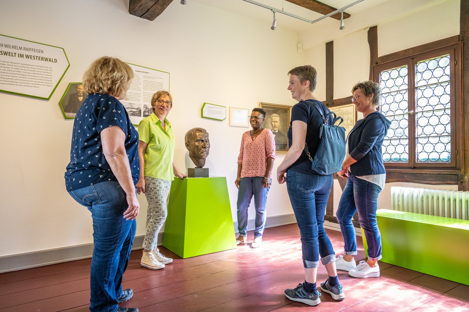 Eine Gruppe besucht das Deutsche Raiffeisenmuseum und lässt sich durch die Fachwerkräume führen