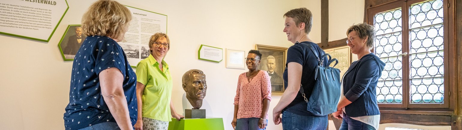 Eine Gruppe besucht das Deutsche Raiffeisenmuseum und lässt sich durch die Fachwerkräume führen
