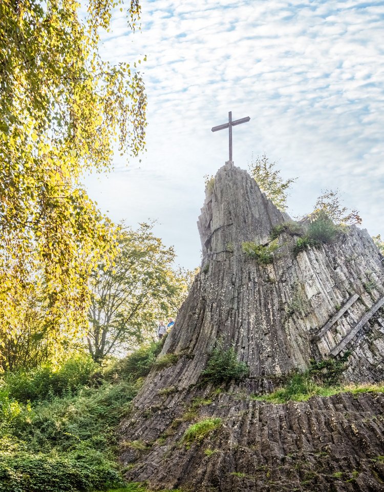 Auf der Basaltformation des Druidensteins ragt das Gipfelkreuz in den Himmel