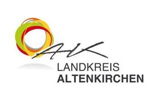Das Logo zeigt einen bunten Kreis vor dem schwungvoll die Buchstaben AK stehen mit dem Schriftzug Landkreis Altenkirchen darunter.