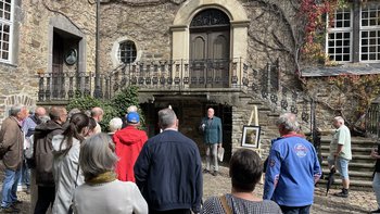Im Innenhof von Schloss Crottorf zeigt Herr Friedhoff ein Gemälde