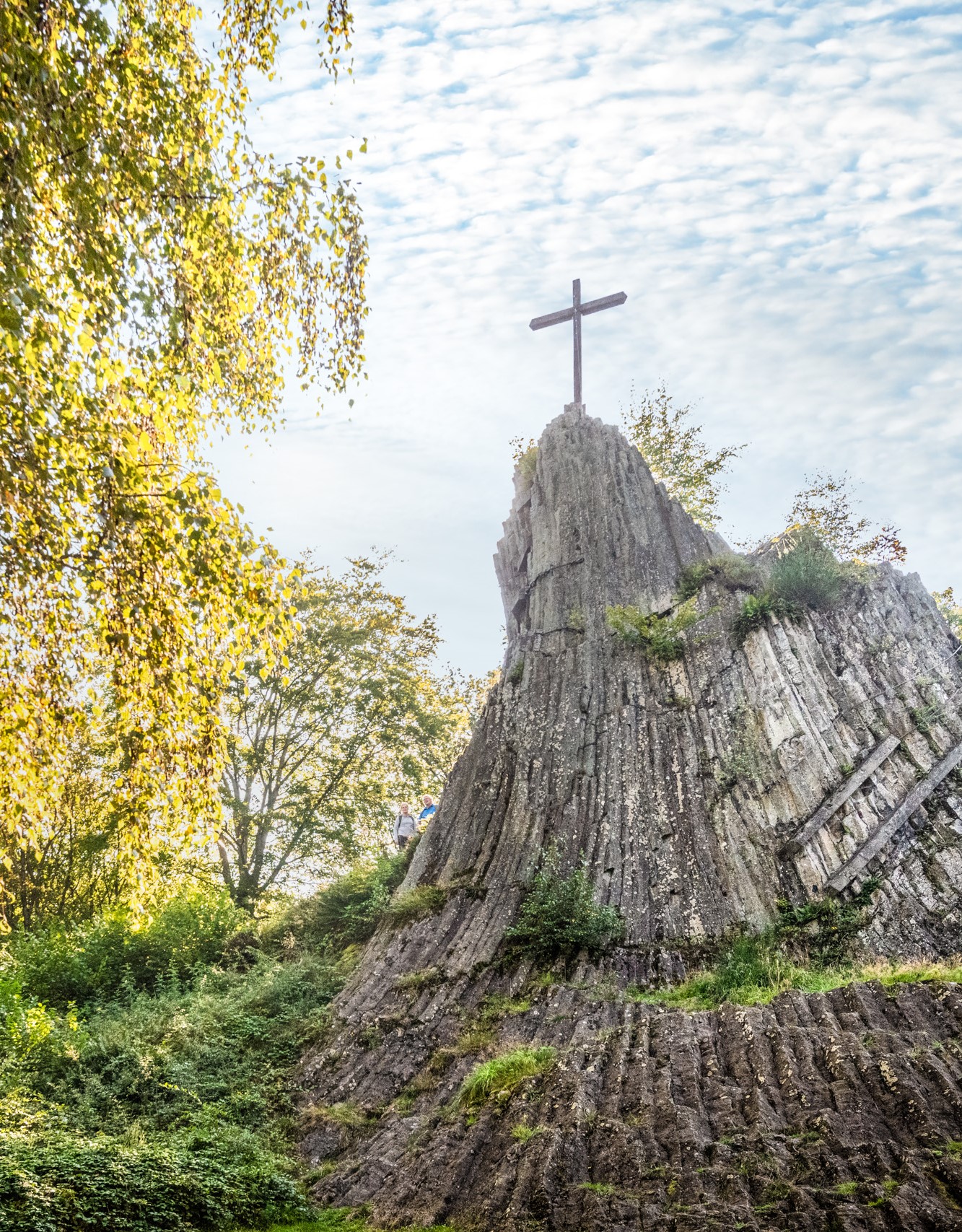 Auf der Basaltformation des Druidensteins ragt das Gipfelkreuz in den Himmel