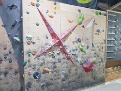 Kletterwand mit verschiedenen Schwierigkeitsstufen