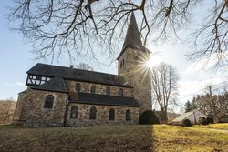 Romanische Kirche bei Sonnenaufgang