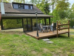 Aussenansicht Haus mit Garten und Terrasse