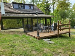 Aussenansicht Haus mit Garten und Terrasse