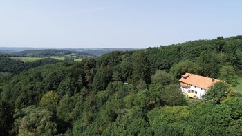 Das rote Dach im Grünen