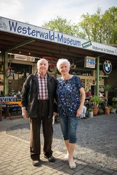 Ehepaar Weller vor dem Westerwald-Museum