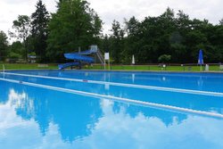 Schwimmbecken mit Rutsche