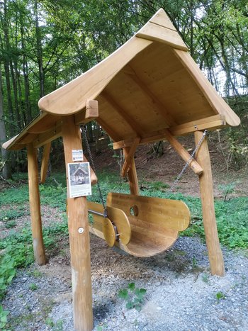 Liegeharfe am Klangweg Rott