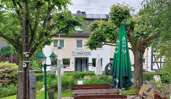 Eingang mit Biergarten