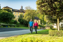 Wanderer im Klosterdorf