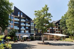 Außenansicht Rezeption und Terrasse 2