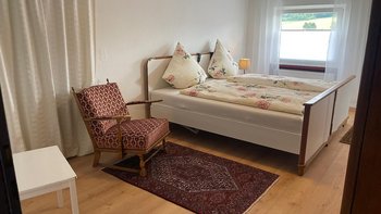 Helles Schlafzimmer mit verstellbarem Doppelbett