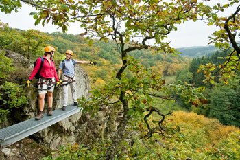 Klettersteig am Hölderstein mit Blick ins Grenzbachtal