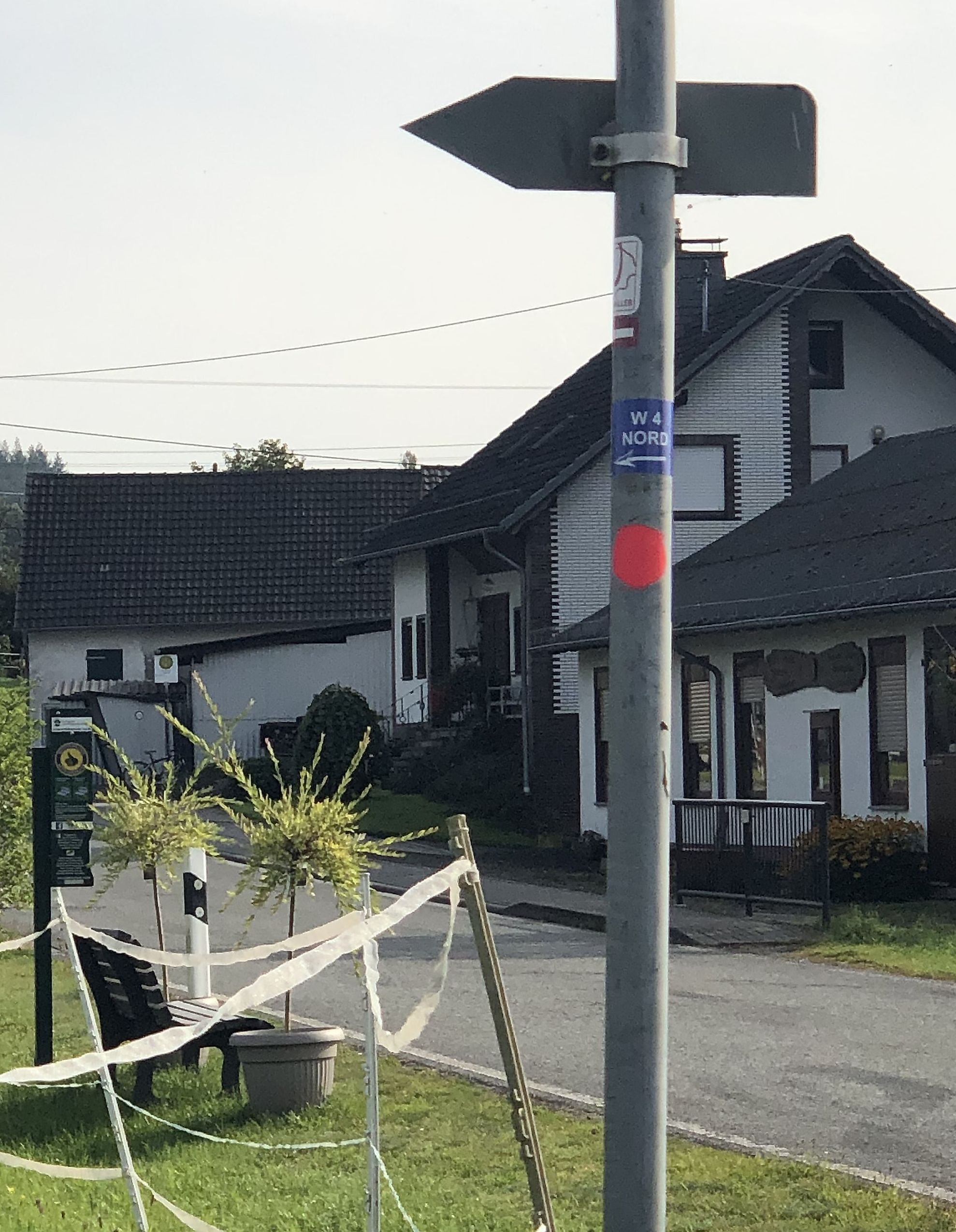 Roter Zusatzpunkt, damit die Wegemarkierung auch nicht übersehen wird