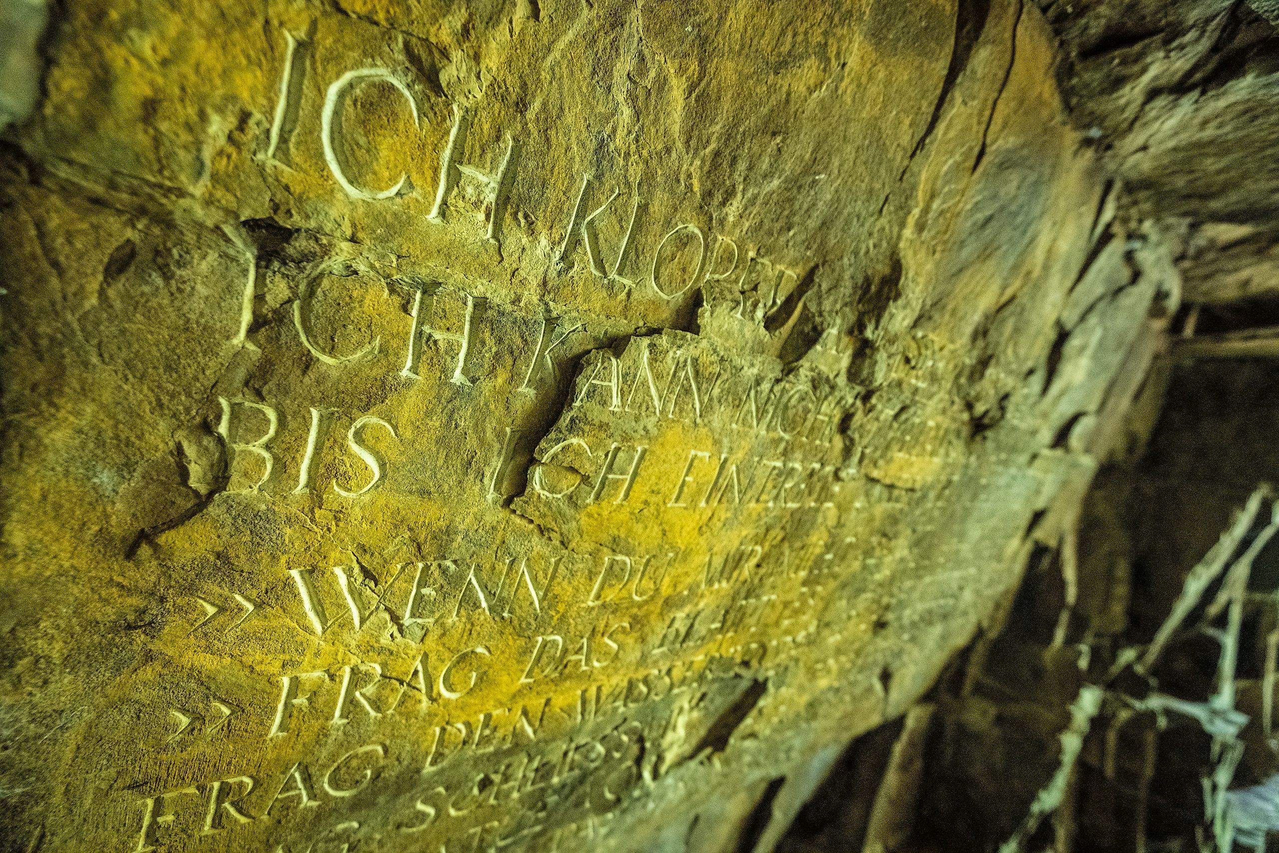 Höhle Schloss Crottorf, "Break Me to Pieces", Installation von Jenny Holzer