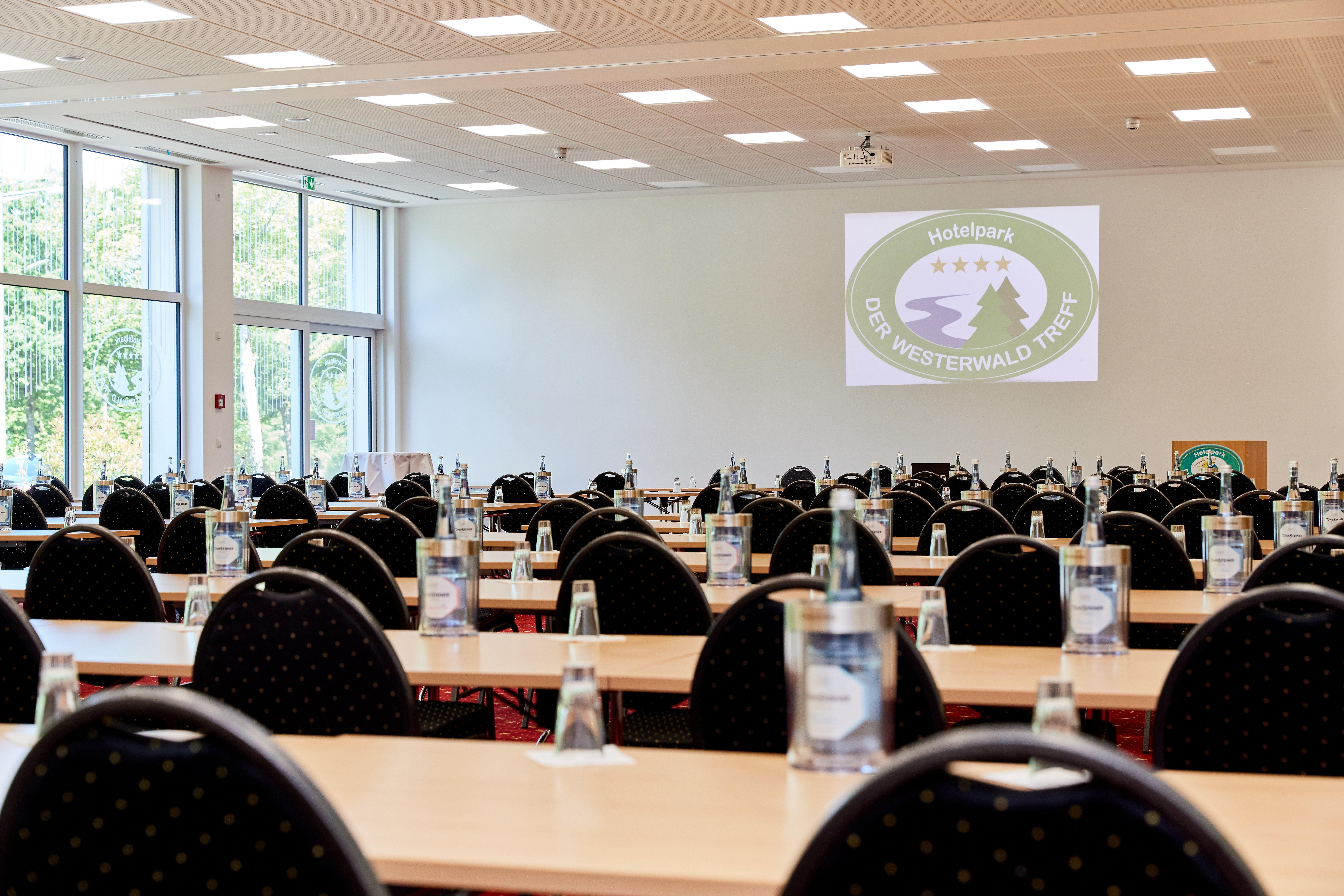 Tagungsraum Blick auf Leinwand 3 Hotelpark der Wes