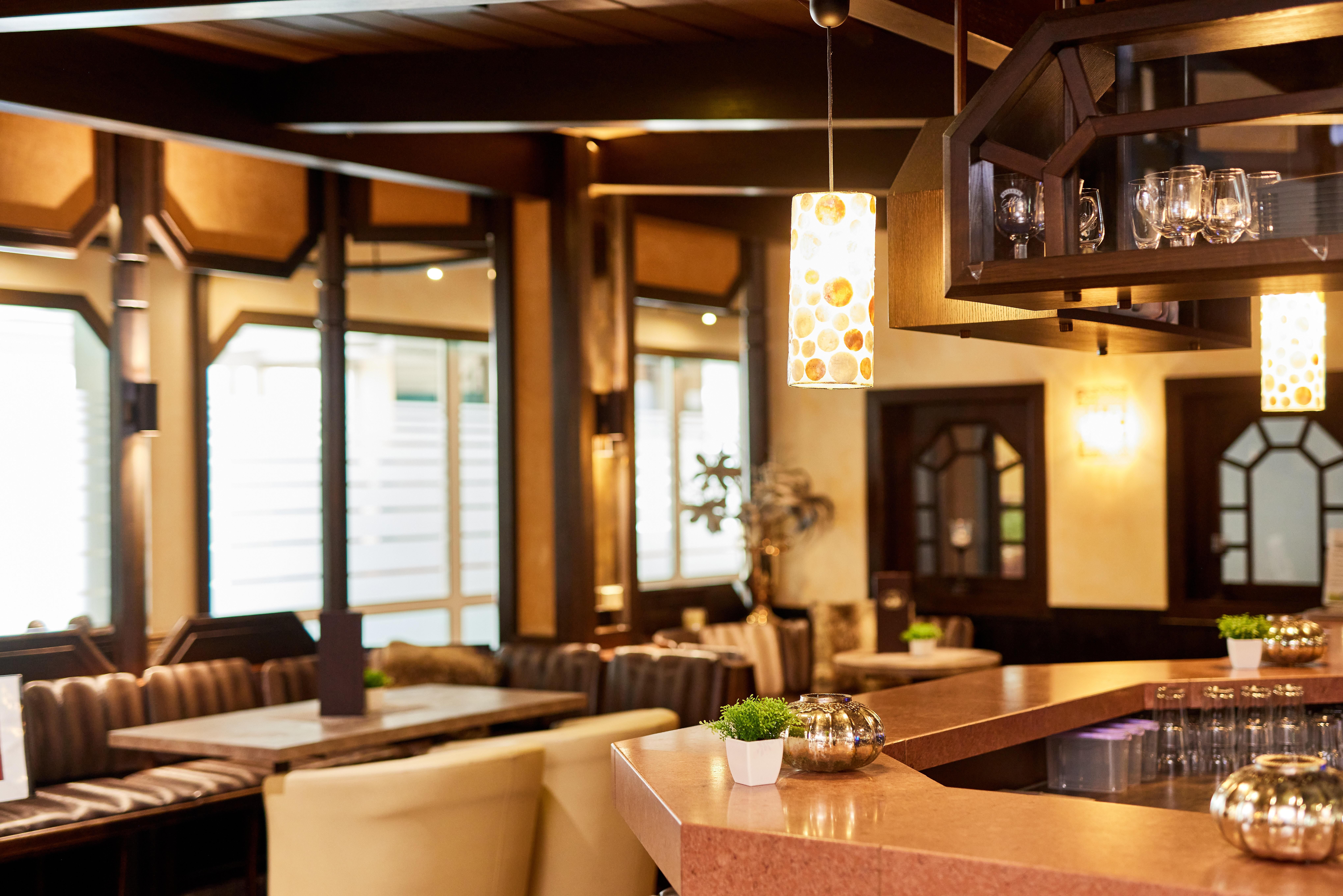 Tagesbar 2 Blick über Tresen links Hotelpark der W